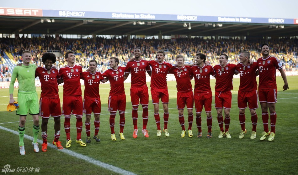 梅西捧起美职联冠军奖杯时，站在一旁的穆勒露出了最真挚的笑容（梅西登顶美职联捧杯时，穆勒在一侧绽放出最真挚的笑意）