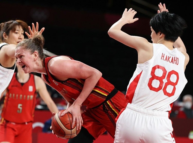 北京国安玄学加持？罕见：河南球迷震撼出征，大量聚集在候车厅（北京国安气运加成？少见一幕：河南球迷浩浩荡荡启程，候车厅人潮涌动）