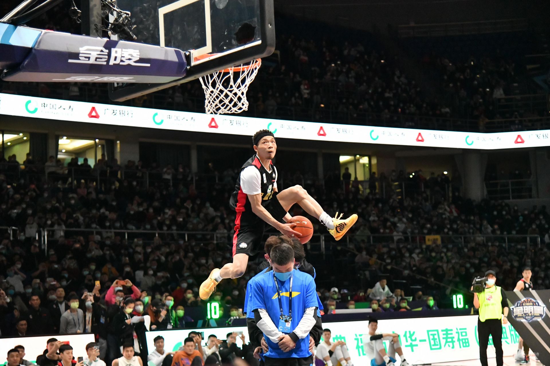 摄像机记录姆巴佩场上语言：向裁判索要解释、让贝林进行压迫（镜头捕捉姆巴佩场上交流：向裁判要解释，指挥贝林前场施压）