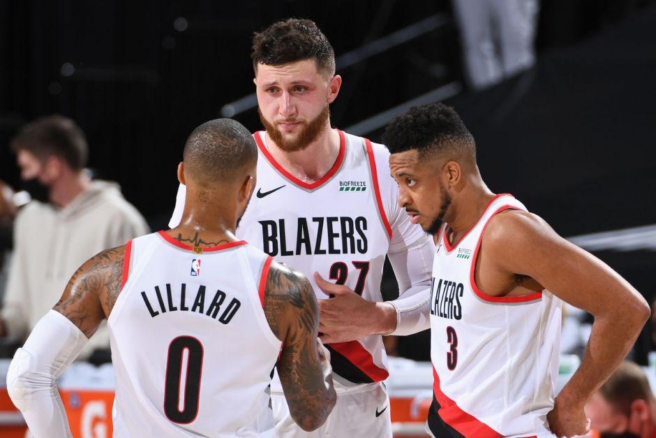 热身踩到球扭伤！华盛顿：我很努力训练&没想到这种事 很高兴复出（热身意外踩球扭伤，华盛顿：一直刻苦训练却未曾预料，如今复出很开心）