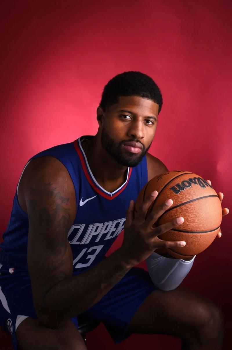 头球双响，孔德当选巴萨vs法兰克福全场最佳球员（孔德头球梅开二度，荣膺巴萨战法兰克福全场最佳）