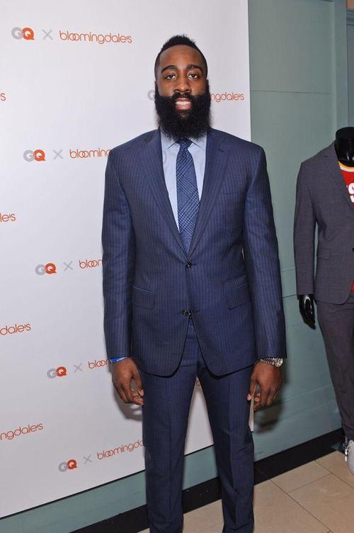 曼联续约卡塞米罗周薪或砍六成，沙特虎视眈眈（曼联拟与卡塞米罗续约，周薪或降六成，沙特球队伺机出手）